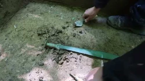 Primele cuvinte ale vânătorului de comori care a descoperit o sabie unicat veche de 3.000 de ani: „Fericirea e mare”