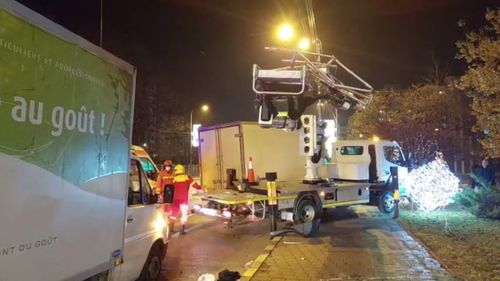 Doi bărbați care instalau decorațiuni de Crăciun, răniți după ce platforma pe care se aflau s-a răsturnat pe un bulevard din Suceava