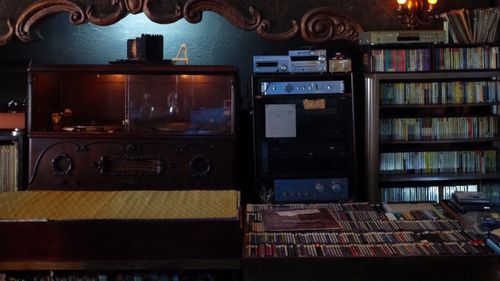 Veche de aproape un secol, această "capodoperă de cafenea" din Tokyo descurajează socializarea și interzice telefoanele mobile