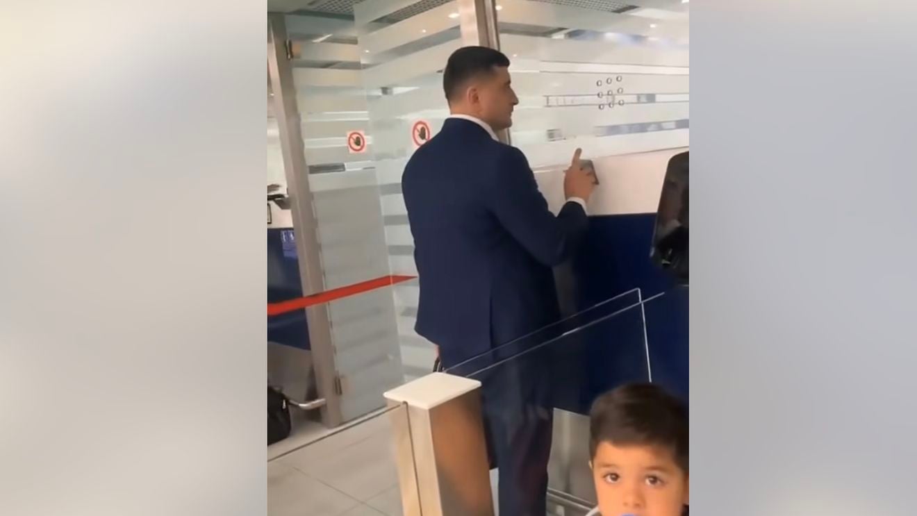 „N-am timp, mă!”. George Simion, filmat în timp ce sare peste rând la aeroport și începe să bată în geamul unui ghișeu închis