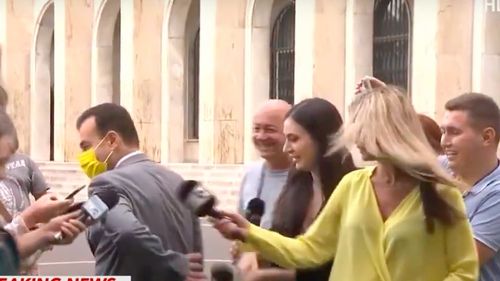 VIDEO Ludovic Orban, stropit de aspersoarele de irigare a gazonului din curtea Guvernului, în timp ce oferea declarații pentru jurnaliști