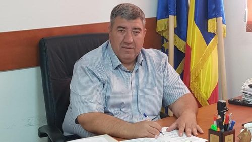 Surse: Primarul din Ștefăneștii de Jos și alte șase persoane, arestate preventiv / Ei sunt acuzați de DIICOT pentru trafic de minori, viol și violență / Victima este o fată care avea 13 ani la momentul faptelor