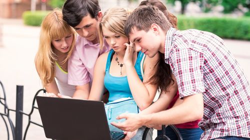 DOCUMENT Barometrul tinerilor, la comanda Guvernului: Mulțumiți de viața de zi cu zi, recunosc ca probleme serioase locuințele și accesul la joburi de calitate iar sistemul de educație este văzut rigid și ineficient