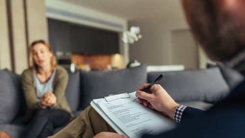 Adolescenții de peste 16 ani ar putea merge la psiholog fără acordul părinților, potrivit unui proiect de lege depus la Senat