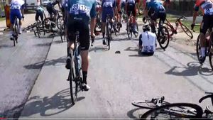 Bicicliști de la Turul României au căzut din cauza gropilor, în județul Satu Mare / Consiliul Județean: Noi am primit banii pentru reparațiile drumurilor, acea rectificare bugetară, acum vreo cinci zile