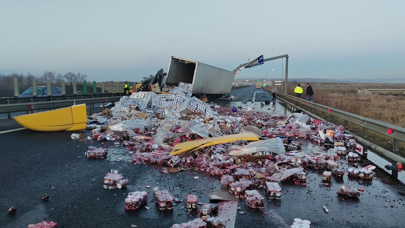 Trafic deviat de pe Autostrada A1 Sibiu-Deva pe DN7, în urma unui accident / Șoferul unui autocamion a decedat