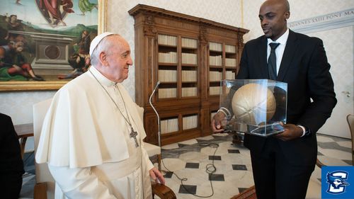 O delegație de baschetbaliști din NBA implicați în lupta împotriva rasismului, primită de Papa Francisc la Vatican