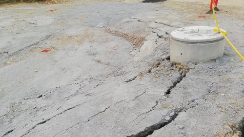 VIDEO Localnic din Slănic Prahova: craterul de pe o stradă din oraș s-a reactivat astăzi, crăpăturile se întind până la blocuri / Pompierii care verifică zilnic zona au spus că își vor anunța superiorii