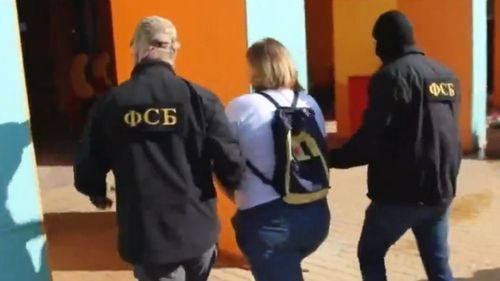 Prima arestare după incursiunea ucrainenilor în Kursk. Agenţii FSB au luat de pe stradă o femeie care ar fi divulgat secrete despre "arsenale, baze și depozite"