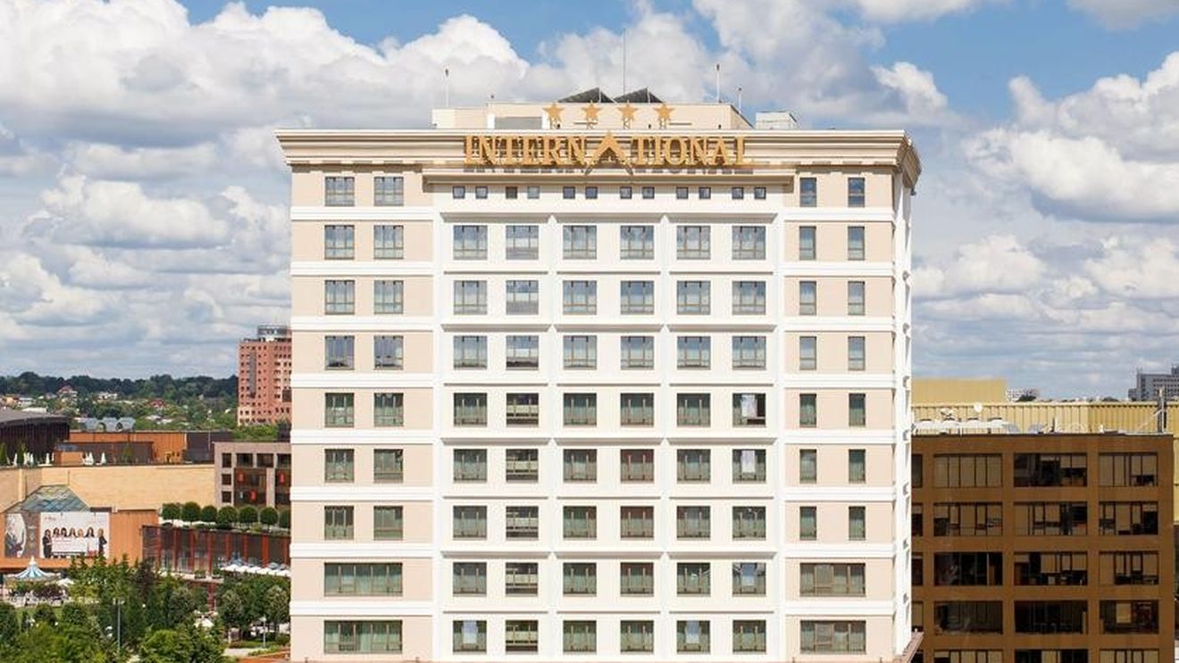 SURSE 13 cetățeni basarabeni pro-ruși au fost surprinși într-un hotel din Iași, în timp ce sunau cetățeni din Republica Moldova pentru a-i îndemna să voteze la alegerile din 28 septembrie partidul rusofilului Igor Dodon. În cursul nopții, toți au plecat în grabă din România