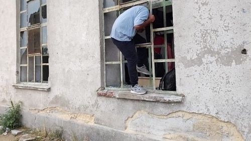 FRONTEX anchetează poliţia bulgară, acuzată într-o anchetă europeană de presă că a închis migranţi într-o cuşcă