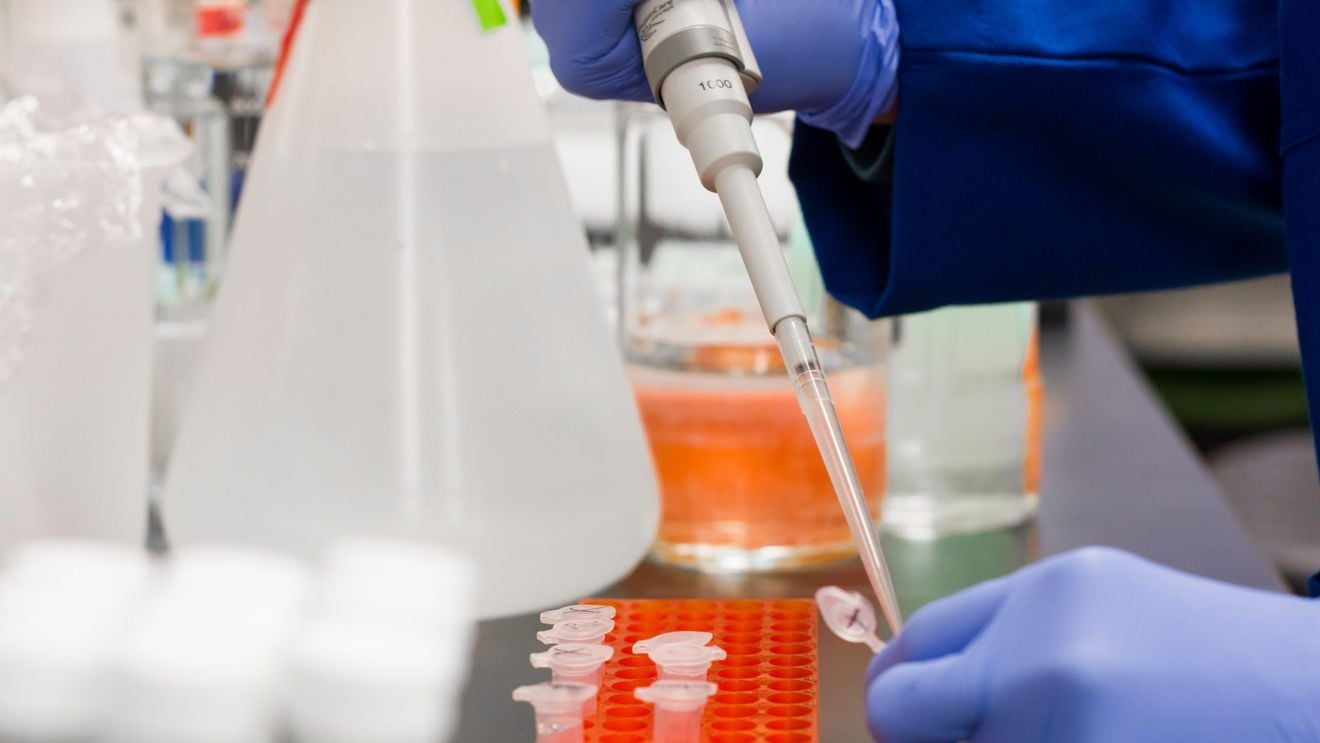 Comisia Europeană a crescut de la 10 la 47,5 milioane de euro fondurile alocate cercetării de urgență pentru dezvoltarea de vaccinuri și tratamente pentru noul coronavirus