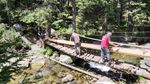 Salvamontiştii din Hunedoara refac mai multe trasee din Retezat / Materialele necesare sunt cărate cu spatele pentru că zona e greu accesibilă