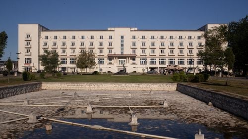 Hotel Rex, monument istoric din Mamaia, inaugurat de Carol al II-lea, scos la licitație pentru 10 milioane de euro de un executor judecătoresc