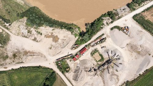 FOTO | „Găuri negre” în Olt: gropi uriașe din exploatări ilegale de nisip și pietriș (balastiere), vizibile din satelit, acuză ministra Mediului