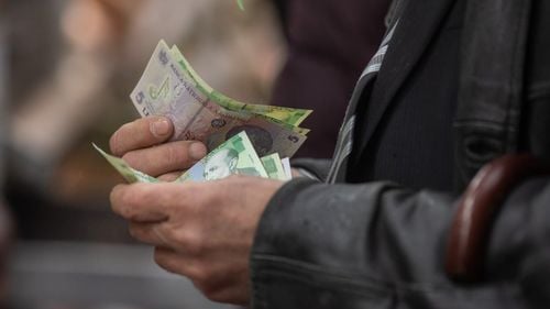 Gabriela Firea: Tinerii aflaţi în plasament care au împlinit 18 ani, dar merg la şcoală sau muncesc, vor primi lunar 2.500 de lei, până la 26 de ani / Familiile care au în plasament copii vor primi lunar 420 de lei