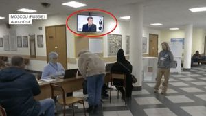 Un interviu în care Macron numește Rusia “un adversar”, difuzat într-o secție de votare din Moscova