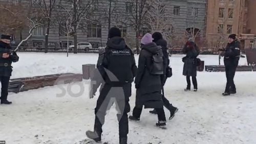 VIDEO Cel puțin 15 persoane au fost reținute la Sankt Petersburg pentru proteste în sprijinul Ucrainei