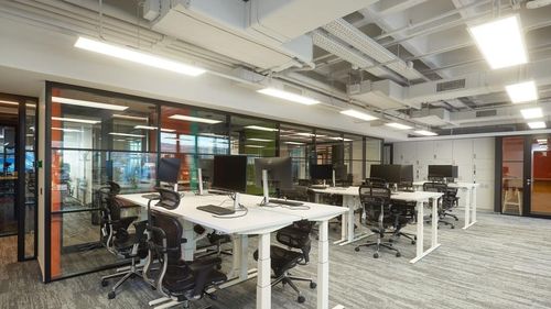 ANALIZĂ Piața de clădiri de birouri din România, către minime absolute în următorii doi ani. Cauze: problema PUZ-urilor, munca de la distanță și costurile mari de producție