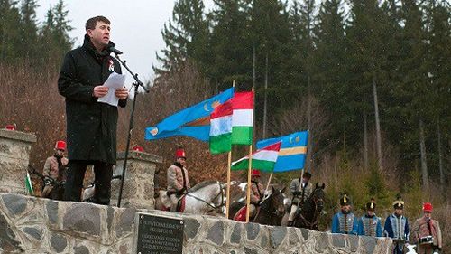 Proiectul UDMR de declarare a zilei de 15 martie sărbătoare a comunităţii maghiare a fost scos de pe ordinea de zi a Camerei și retrimis la comisie. Ieri, primise raport de respingere în Comisia pentru drepturile omului