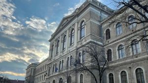Profesori admiși cu burse de 3.700 lei/lună la masteratul didactic al facultății unde lucrează: Cazul unor cadre de la Facultatea de Matematică și Informatică – Universitatea Babeș-Bolyai