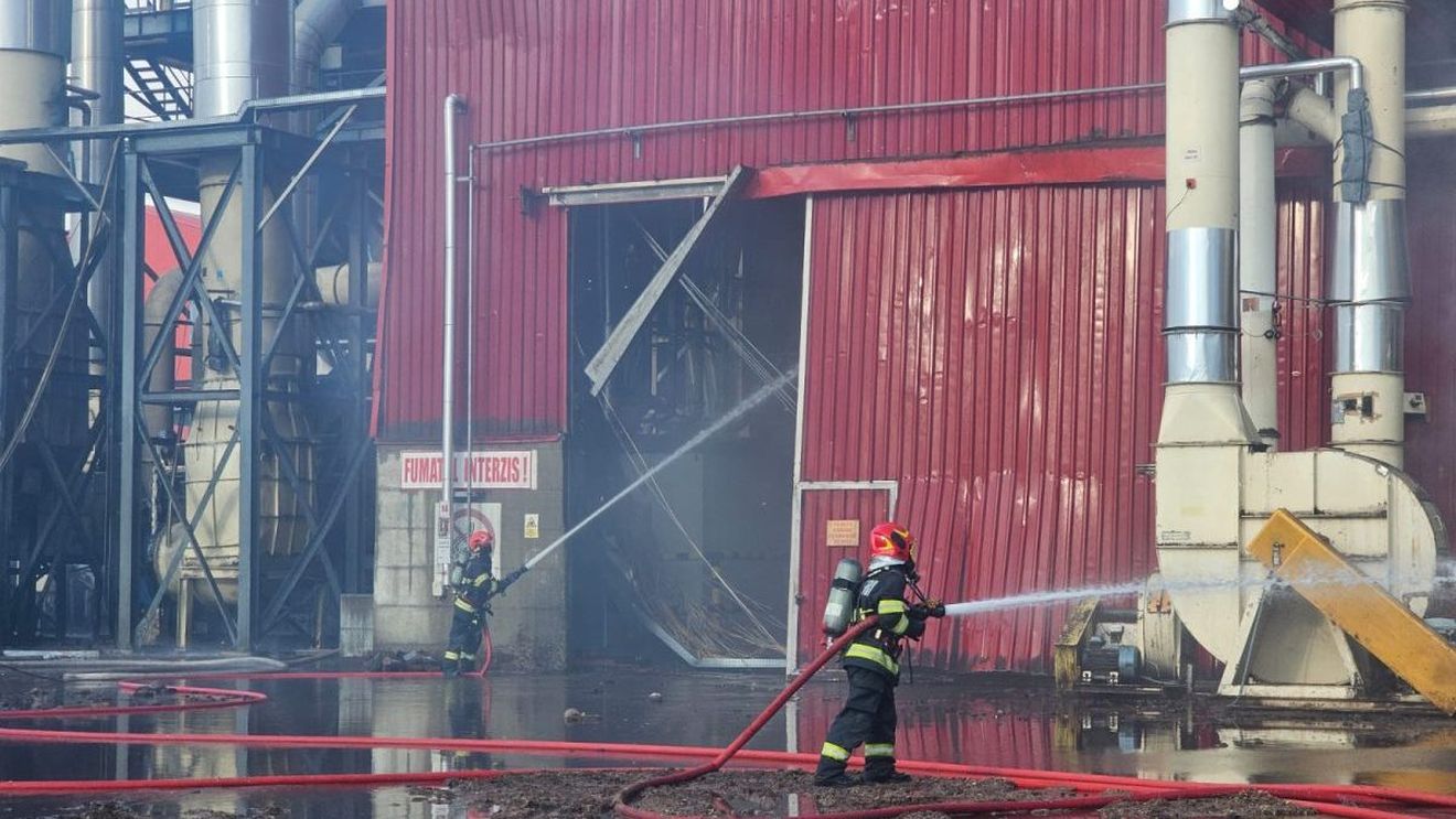 Un muncitor srilankez rănit grav într-o explozie produsă la Kronospan Sebeș a murit, după mai multe săptămâni de spitalizare / Poliția a deschis dosar pentru ucidere din culpă