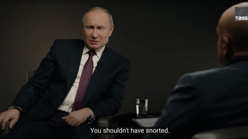 VIDEO Vladimir Putin l-a apostrofat pe un jurnalist pentru că a tuşit 'nepotrivit' în timpul unui interviu: 'Degeaba behăiţi!'