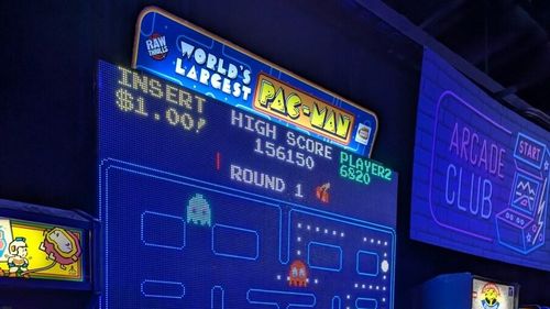 Pac-Man la 45 de ani: cum a devenit micul mâncăcios galben un fenomen cultural și științific
