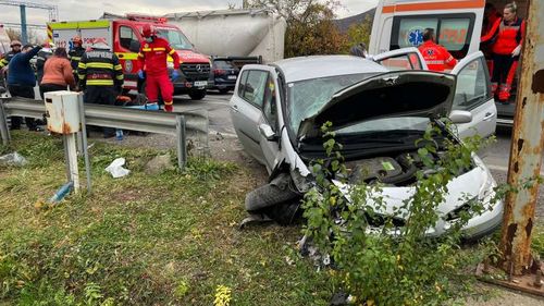 Cinci persoane au fost rănite într-un accident rutier din Neamț în care au fost implicate două maşini