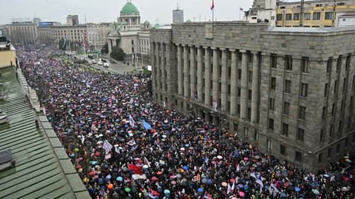 Opoziția din Serbia depune o plângere împotriva presupusei folosiri a unui tun sonic în timpul unui protest din luna martie