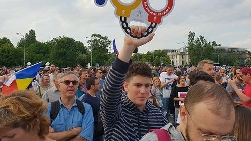 A doua zi de protest în București. 600 de oameni au scandat ”Hoții” și au purtat un banner imens cu textul ”Curtea Corupților din România”