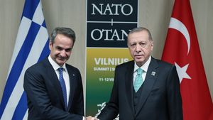 "Discuție sinceră, desfășurată într-o atmosferă pozitivă" între liderii a două țări în relații tensionate / Întâlnire între premierul Greciei și președintele Turciei  în marja summitului NATO de la Vilnius