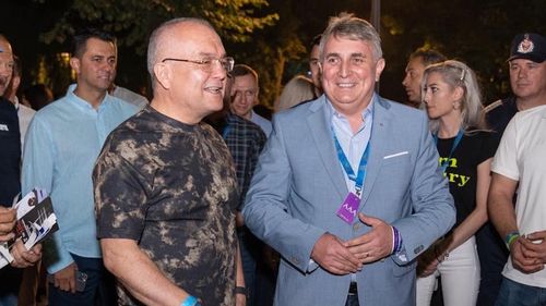 FOTO Ministrul de Interne și Emil Boc la Untold: ”Distracția continuă, aici, la Cluj-Napoca” / ”Echilibrul, măsura și respectul sunt compatibile cu voia bună și distracția” / 1000 de angajați MAI au acționat în Cluj, în timpul festivalului