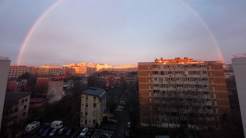 FOTO Dimineață ploioasă cu un curcubeu uriaș apărut peste Capitală, marți dimineață