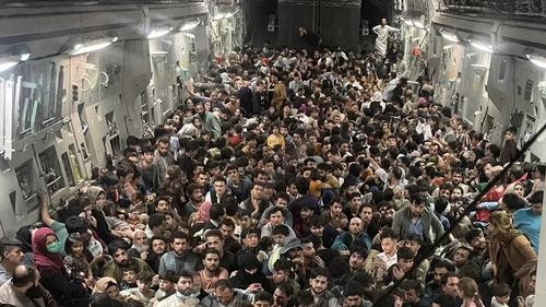 Imaginea disperării: 640 de afgani la bordul unui singur avion care a plecat din Kabul
