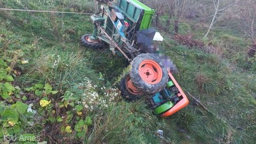 Un bărbat dintr-o comună din Argeș a murit strivit sub utilajul agricol pe care îl conducea