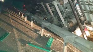 Trafic perturbat pe Autostrada București-Constanța după ce două TIR-uri au făcut accident/ Unul din ele s-a răsturnat, un bărbat este rănit