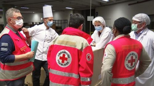 VIDEO Bucătarii Parlamentului European gătesc mii de porții de mâncare pentru medici și persoanele nevoiașe din Belgia, Franța și Luxemburg