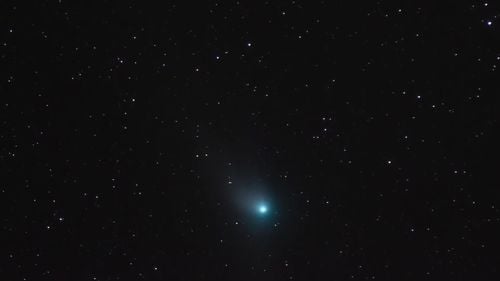 VIDEO Cometa ”verde” s-a întors în apropierea Pământului, după 50.000 de ani/ Imagini rare surprinse de un român pe cerul Transilvaniei/ Când va putea fi văzută cu ochiul liber