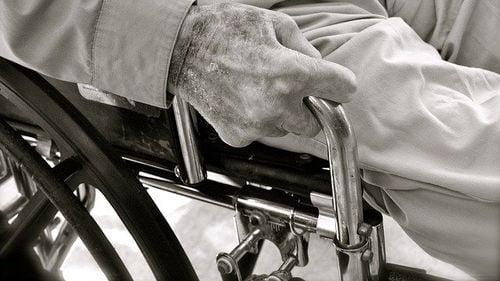 Un fost medic italian de 80 de ani a apelat prima oară la serviciul de urgențe: după 6 ore de așteptare a plecat acasă fără să fie consultat / „A fost abandonat într-un scaun cu rotile” / Italia se confruntă grave probleme ale sistemului medical