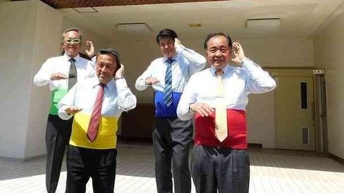 Patru japonezi trecuţi de 50 de ani au devenit staruri pe TikTok / Cu costume şi cravată, dansează cam fără talent în videoclipuri de amatori pentru a promova micul lor oraş afectat de declinul demografic