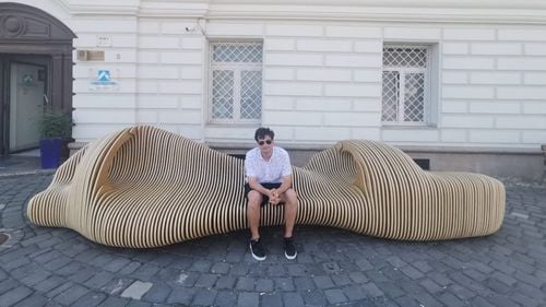 O bancă unicat a devenit atracția timișorenilor din centrul orașului. ”Parametrismul este un curent nou în arhitectură, se bazează pe algoritm. Cel mai ușor spus este când programarea se întâlnește cu arhitectura”