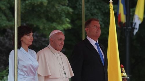 Ce cadouri i-a dat președintele Iohannis Papei Francisc: Obiecte decorative din toate regiunile țării, miere, mingea lui Hagi și vâsla lui Patzaichin