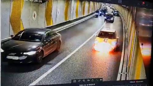 VIDEO Primele imagini cu momentul în care mașina a luat foc în Pasajul Unirii / Familia se autoevacuează rapid, două femei scot copiii din mașină
