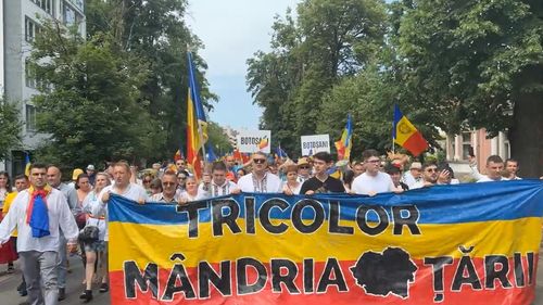 VIDEO Marș cu harta României Mari, organizat de partidul extremist AUR la Târgu Mureș / „Noi suntem români, pe veci aici stăpâni”, au scandat participanții și au cântat „Treceți batalioane române Carpații” / George Simion: „Fluturăm tricolorul, nu steagul LGBT”