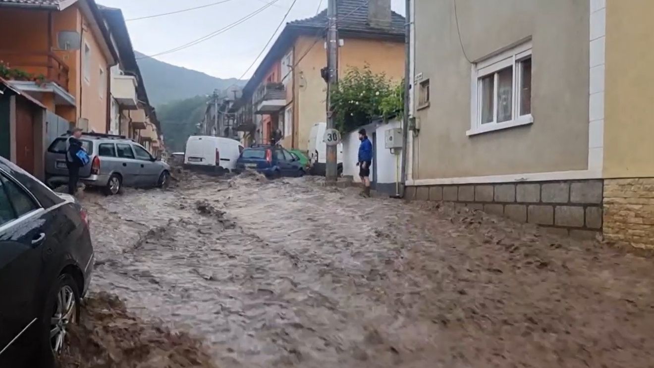 VIDEO Șuvoaie de apă pe străzile din Reșița după o rupere de nori