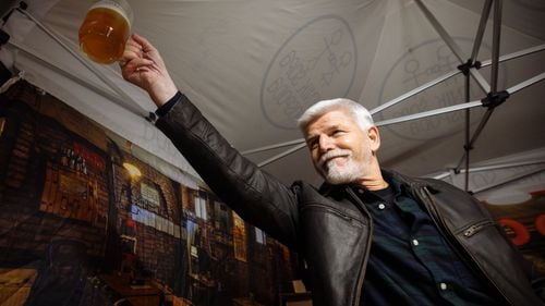 Miliardarul populist Babis anunță că negociază un guvern de coaliţie cu euroscepticii şi extrema dreaptă / Totul depinde de președintele Cehiei, pro-europeanul Petr Pavel