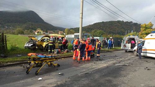 Accident cu două mașini și un microbuz în Hunedoara/ Cinci persoane au ajuns la spital