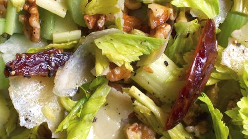 VIDEO I Salată de țelină și parmezan cu nuci și curmale, sau salată Waldorf modificată. O rețetă care îl va face și pe ultimul sceptic să iubească acestă legumă