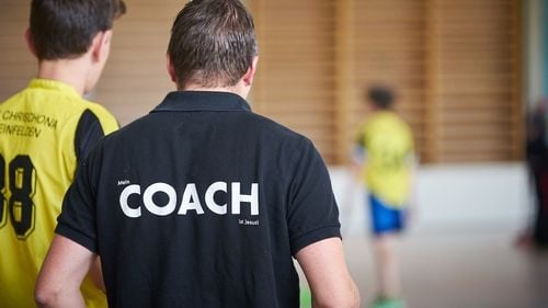 Antrenor de la un club sportiv din Botoșani, acuzat de agresiune sexuală asupra elevelor / Cazul a fost depistat în cadrul unei acțiuni anti-violență și anti-bullyng a jandarmilor / Bărbatul a fost pus sub control judiciar